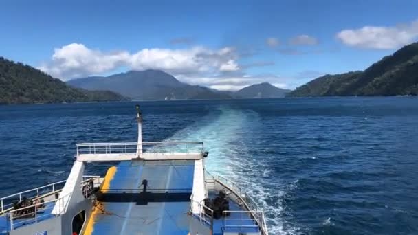 Blick Auf Die Rückseite Einer Fähre Die Durch Die Berge — Stockvideo