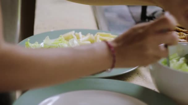 Serving Salad Plate Chicken Pasta Sauce — Vídeo de stock