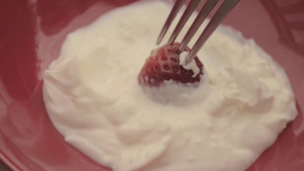 Strawberry Creamy Yoghurt — Stockvideo