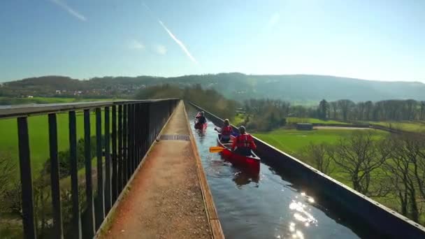 Kayak Canoe Instructor Takes His Clients Famous Pontcysyllte Aqueduct Llangollen — ストック動画