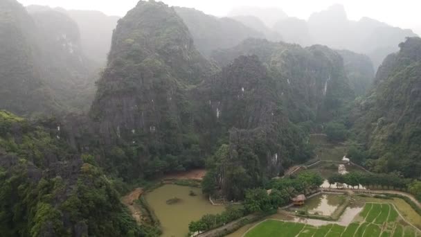 Aerial Hazy View Rocky Vietnamese Countryside Fly Giant Limestone Rocks — Stok video