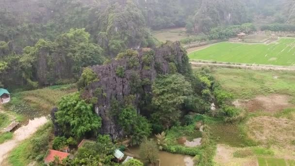 Aerial Ascend Giant Limestone Rock Vietnamese Countryside Tam Coc Ninh — Stockvideo