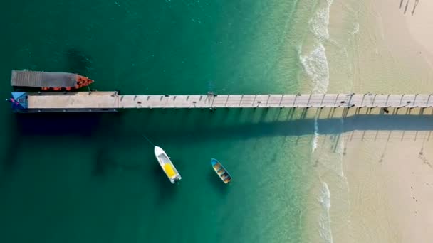 Aerial Pan White Sand Beach Pier Long Tail Boat Beach — Wideo stockowe