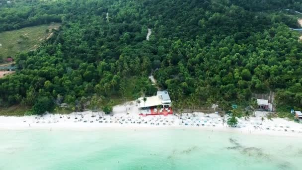 Aerial Reveal Idyllic White Sand Beach Resort Sunbeds Beach Bar — Stok video