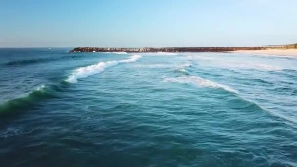 Drone Flying Low Parallel Beach Waves Break Ballina Nsw Australia — Vídeo de Stock