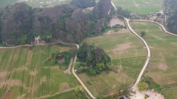 Aerial Shot Large Limestone Karsts Vietnamese Countryside Tam Coc Ninh — Video