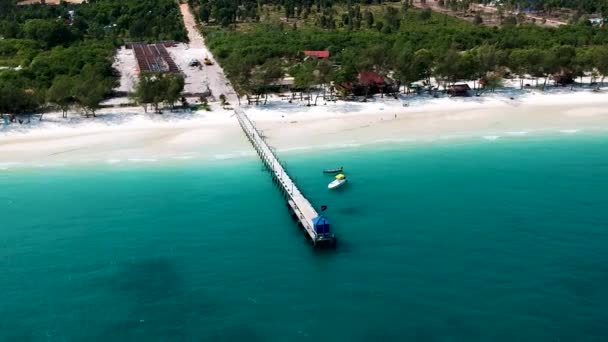 Aerial Beautiful White Sand Beach Wooden Pier Turquoise Blue Sea — Stock Video