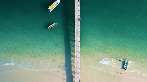 Пляж Белым Песком Деревянным Пирсом Beach Ронг Камбоджа — стоковое видео