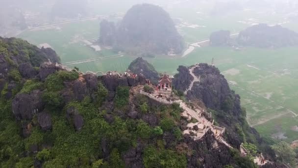 Aerial Hang Mua Temple Limestone Karsts Vietnamese Countryside Tam Coc — Stockvideo