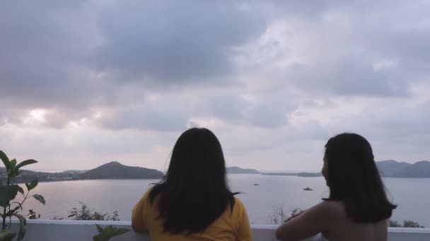 Panning Shot Two Young Thai Women Standing Viewpoint Area Looking — Vídeo de Stock