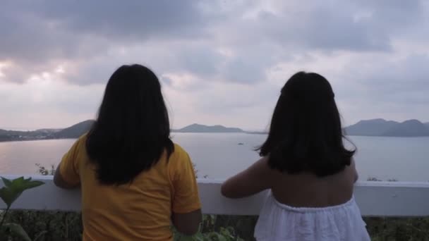 Crane Shot Back Two Young Thai Women Standing Viewpoint Looking — Stok Video