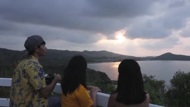 Steady Shot Couple Thai Friends Standing Viewpoint Looking Beautiful Landscape — Vídeo de Stock
