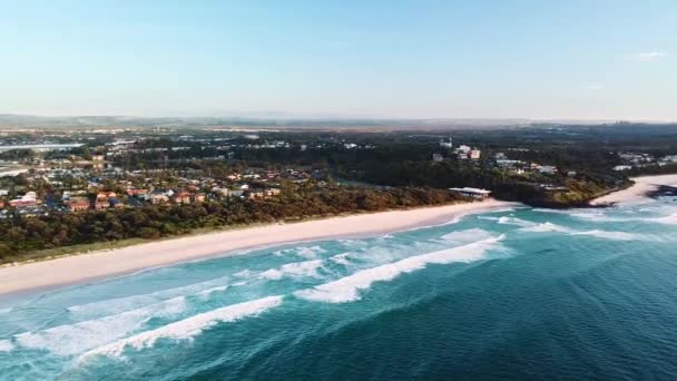 Drone Panning Lighthouse Beach Ballina Township Richmond River Mouth — ストック動画