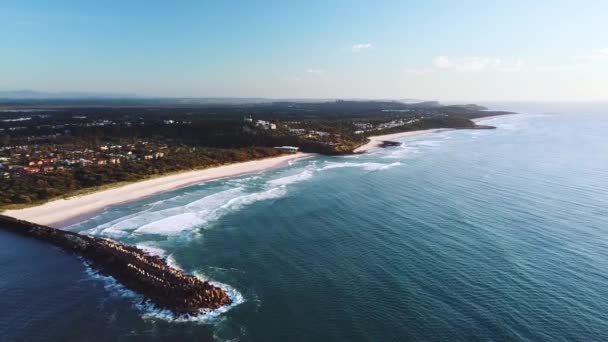 Drone Voando Para Frente Mostrando Praia Farol Shelly Beach Costa — Vídeo de Stock