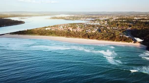 Drone Footage Lighthouse Beach Ballina Township Background — Vídeo de Stock