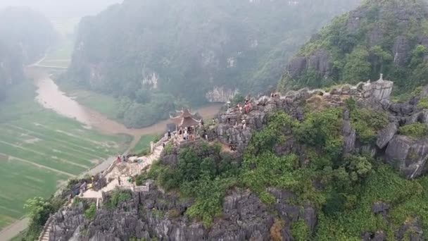 Aerial Top Vietnamese Dragon Temple Top Large Limestone Karst Hang – Stock-video