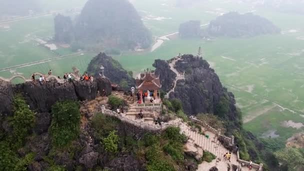 Aerial Top Vietnamese Dragon Temple Top Large Limestone Karst Hang — Stockvideo