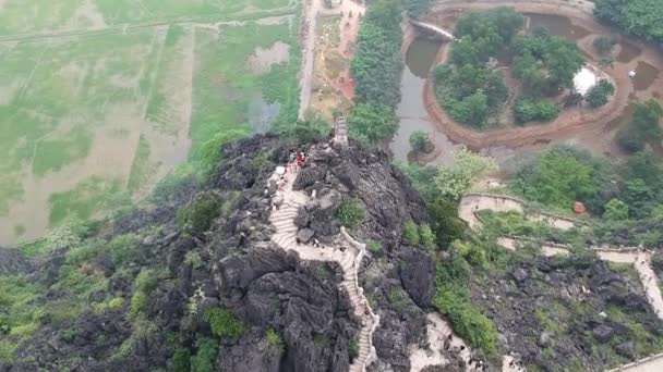 Aerial Top Vietnamese Dragon Temple Top Large Limestone Karst Hang — Stockvideo