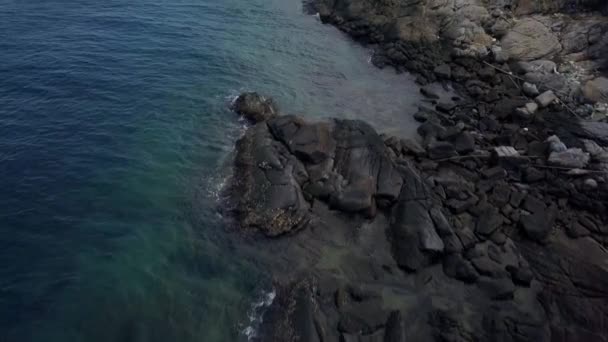 Luchtfoto Een Langzame Voorwaartse Vlucht Rotsachtige Kust Grote Stenen Die — Stockvideo