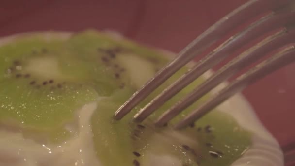 Sliced Kiwi Creamy Yoghurt — Stockvideo