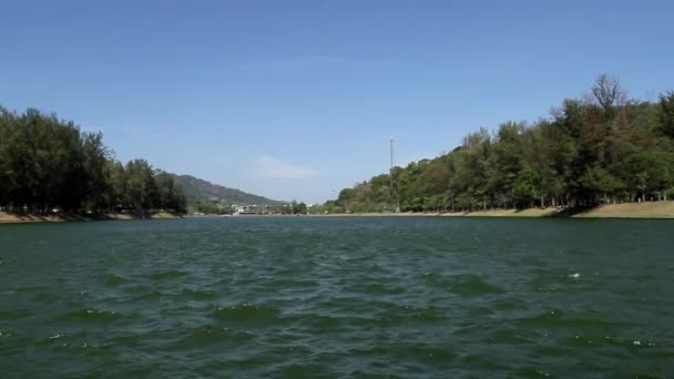 Verschlossener Tiefflug Blick Auf Den Nai Harn Lake Einem Luftigen — Stockvideo