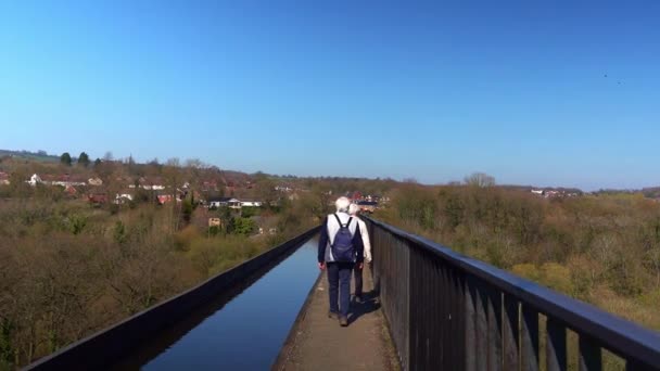 Elderly Couple Grey Hair Walk Famous Pontcysyllte Aqueduct Llangollen Canal — 图库视频影像
