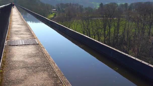People Admiring View Distance World Famous Pontcysyllte Aqueduct Llangollen Canal — Stockvideo