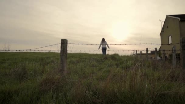 Woman Walking Barbed Wire Field — Vídeo de Stock