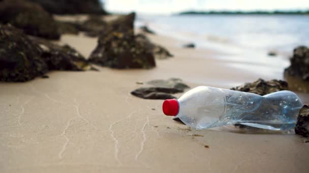 Уповільнення Руху Крупним Планом Пластикової Пляшки Збирається Вручну Поміж Скель — стокове відео