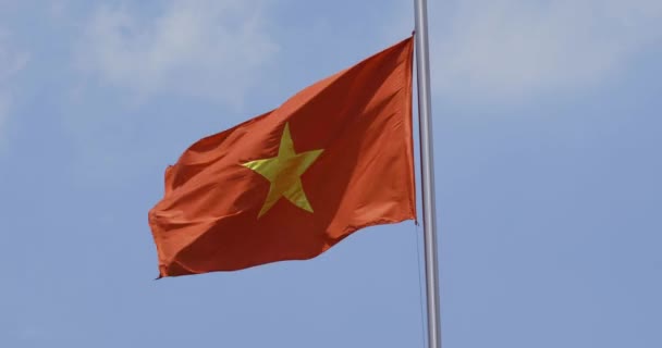 Video National Flag Vietnam Bright Sun Blue Sky Cloud Background — Vídeo de Stock