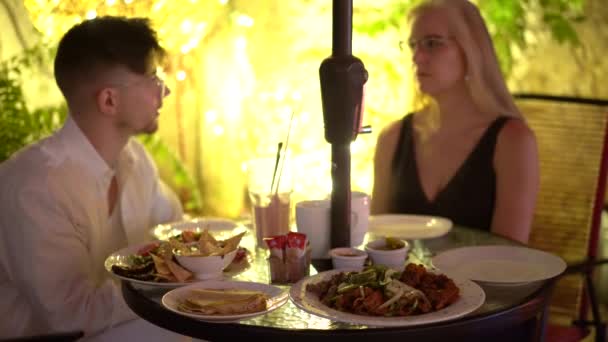 Plates Food Sit Idle Out Focus Mature Mother Teen Son — Vídeo de Stock