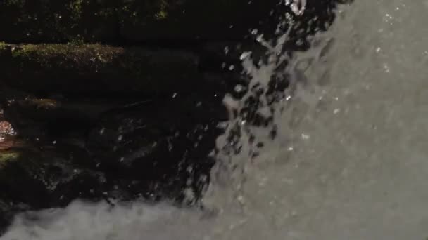 Біла Вода Стискається Над Сльозами — стокове відео