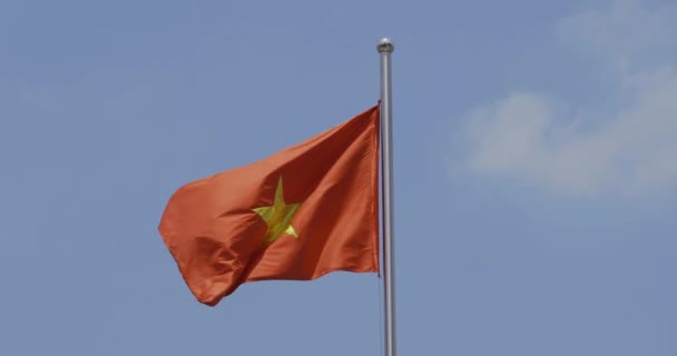 Видео Государственного Флага Вьетнама Ярким Солнцем Голубым Небом Облачным Фоном — стоковое видео