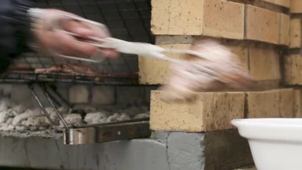 Elderley Man Churrasco Carne Para Almoço — Vídeo de Stock