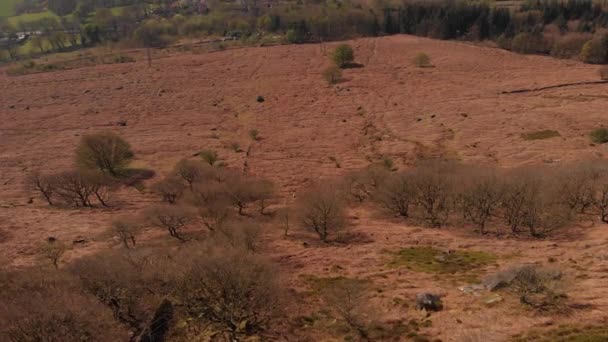 Drone Travelling Peak Peak District While Panning Bamford Edge Shot — Stockvideo