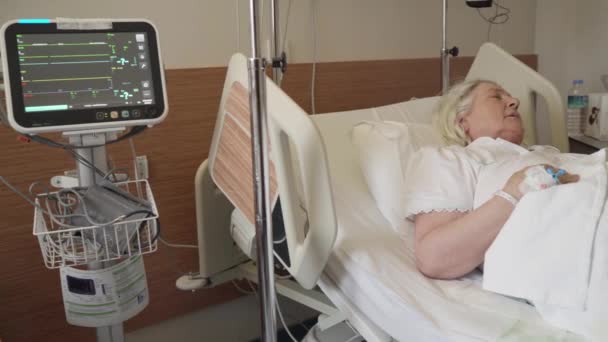 Μια Ηλικιωμένη Κυρία Κοιμάται Και Ξεκουράζεται Ένα Κρεβάτι Ένα Νοσοκομείο — Αρχείο Βίντεο