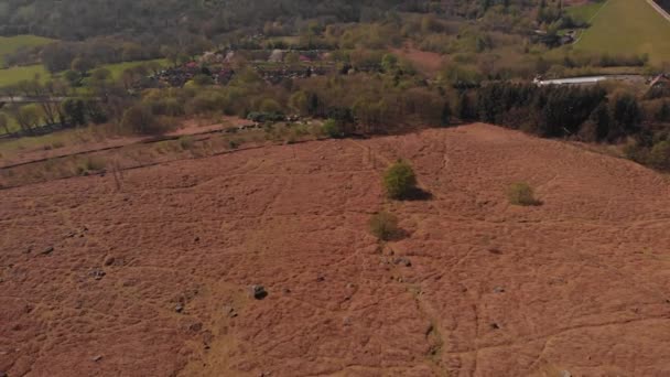 Drone Travelling Backwards Peak Peak District While Panning Bamford Edge — ストック動画