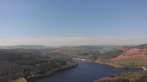 Drone Travelling Rising Lady Bower Reservoir View Bamford Edge Peak — Stock video
