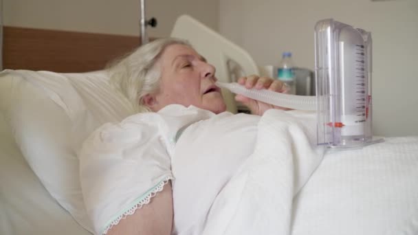 Old Lady Doing Breathing Exercise Inhaling Medical Tool — Stockvideo