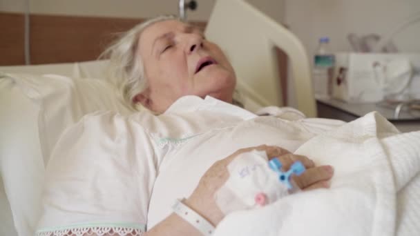 Стара Леді Спить Відпочиває Лікарні Голкою Голови Руці — стокове відео