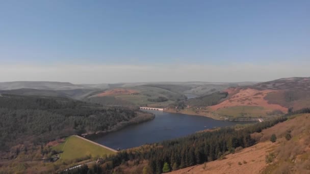 Drone Travelling Away Lady Bower Reservoir Whilst Panning Hiding Lady — Stock video