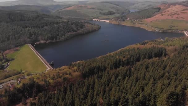 Drone Travelling Away Lady Bower Reservoir Whilst Panning Revealing Lady — Stock video