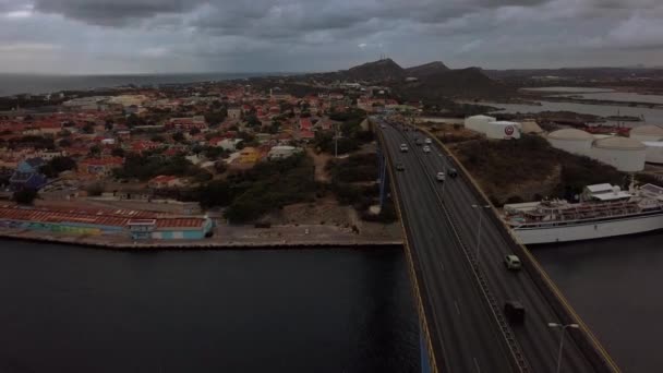 Skyview Juliana Bridge Cars Passing Punda Otrobanda Vice Versa — Vídeos de Stock