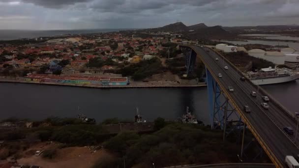 Skyview Juliana Bridge Cars Passing Punda Otrobanda Vice Versa — Stockvideo