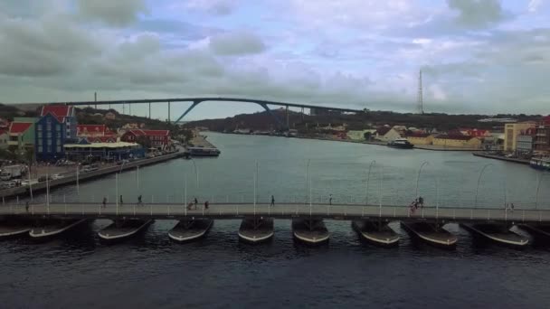 Проходя Над Знаменитым Плавающим Мостом Кюрасао Смотрящим Мост Юлиана — стоковое видео