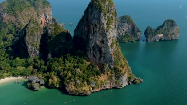 Beautiful Energetic Aerial Shot Large Limestone Karst Railay Beach Nang — 비디오