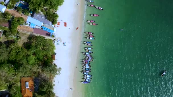 Повітряний Статичний Постріл Довгих Хвостових Човнів Пристикований Пляжі Railay Beach — стокове відео
