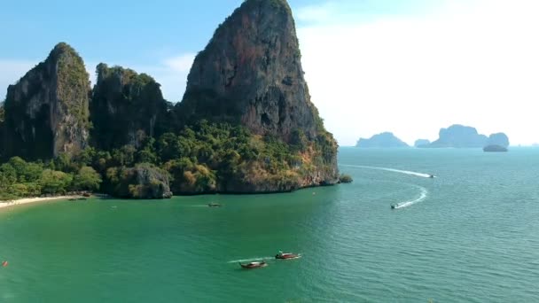 Low Aerial Shot Long Tail Boat Large Limestone Karsts Railay — Stockvideo