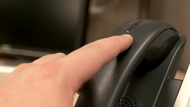 Крупный План Руки Поднимающей Забивающей Офисный Телефон Телефонную Базу Офисной — стоковое видео