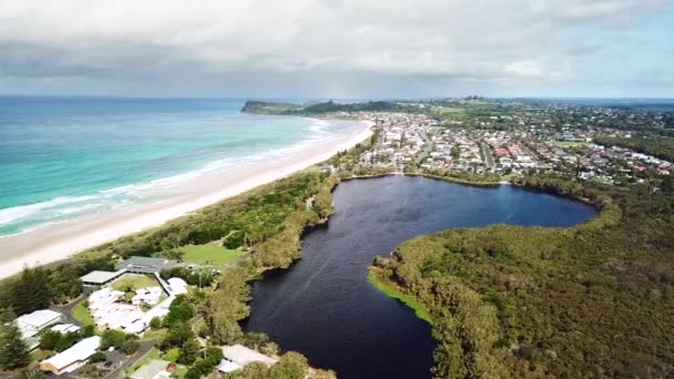 Drone Flying Sideways Arc Showing Freshwater Tea Tree Stained Lake — Wideo stockowe